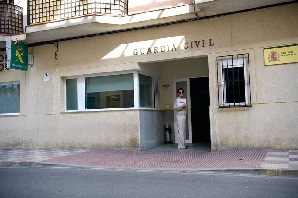 Macarena Olona denuncia a la alcaldesa de Salobreña en el cuartel de la Guardia Civil de la localidad