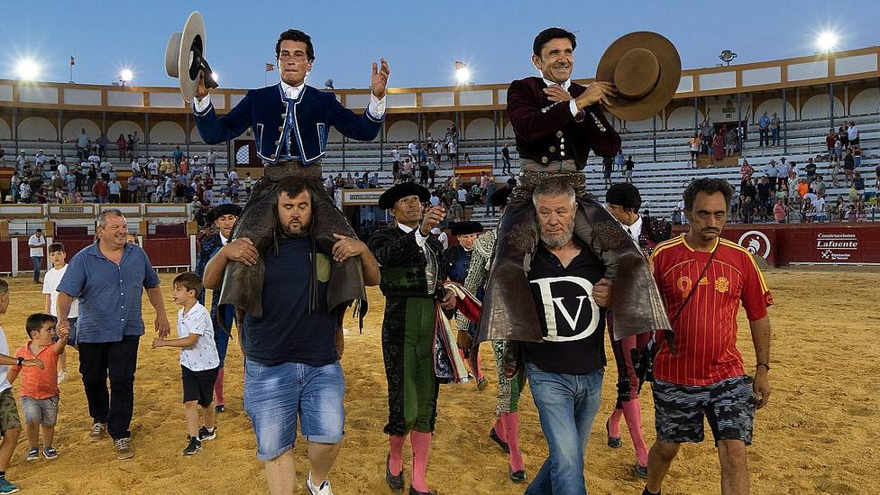 Mario Pérez Langa y Diego Ventura en su salida a hombros este jueves en Teruel