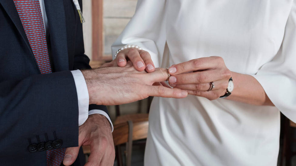 Su vecina le acaba dando el anillo de boda y desvela la pedida de matrimonio: Con tan mala suerte