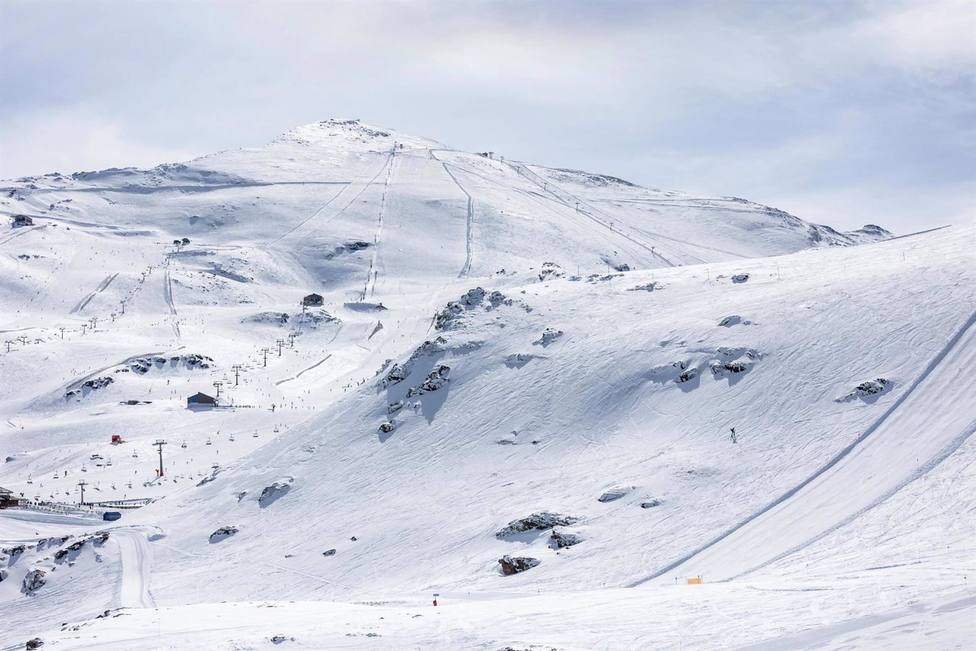 Granada.- Sierra Nevada reabre con 17 kilÃ³metros esquiables en 25 pistas tras el cierre por vientos del pasado domingo