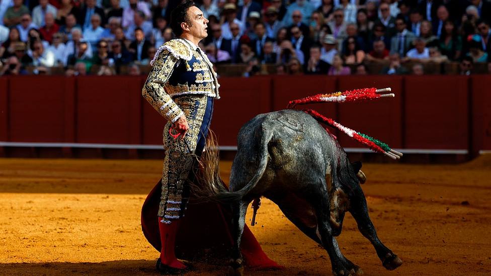 Pase del desprecio de El Cid a Dorado, el toro de La Quinta premiado con la vuelta al ruedo