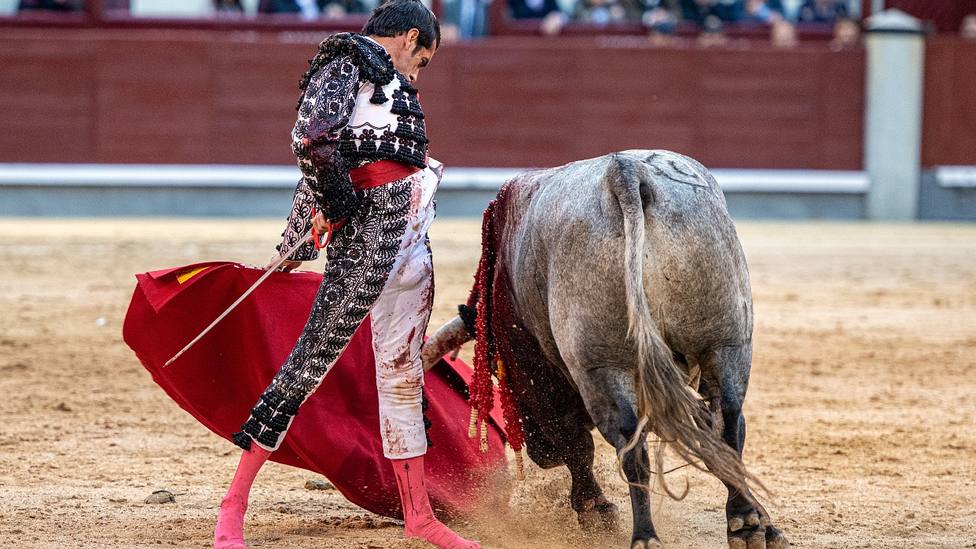 Natural de Emilio de Justo al quinto toro de La Quinta este viernes en Las Ventas