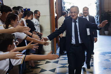 Florentino Pérez menyapa para penggemar setibanya di La Almudena