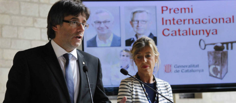 Carles Puigdemont, presidente de la Generalitat, en primer plano, este viernes en una comparecencia de prensa. EFE