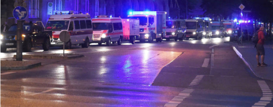 Numerosas ambulancias acuden hacia el centro comercial donde se ha producido un tiroteo en Múnich. EFE