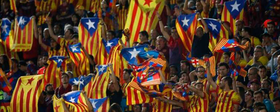 Aficionados del Barcelona mostrando esteladas. REUTERS