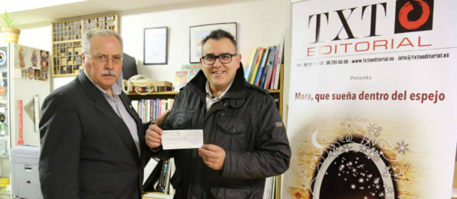 Miguel Ángel Orquín recibe un cheque solidario de la editorial TXTO Editorial. Asociación Nacional del Síndrome Idic15