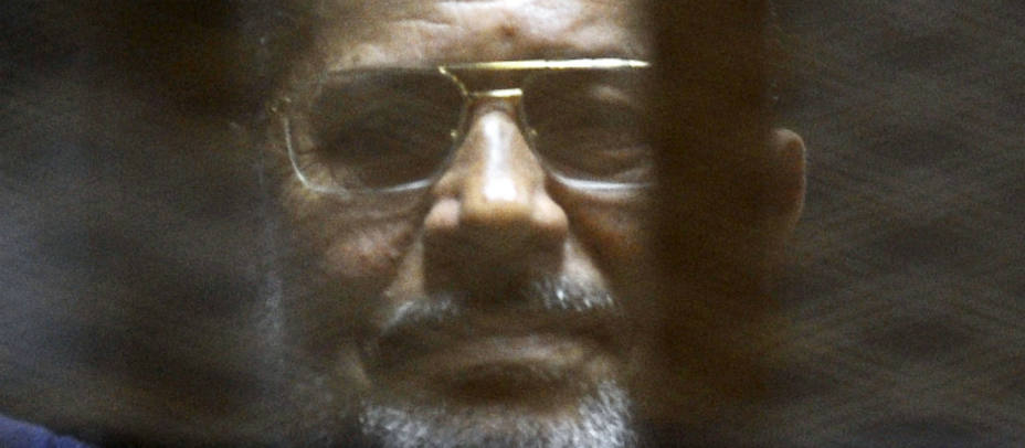 Mohamed Mursi durante el juicio contra él y más miembros de los Hermanos Musulmanes. REUTERS
