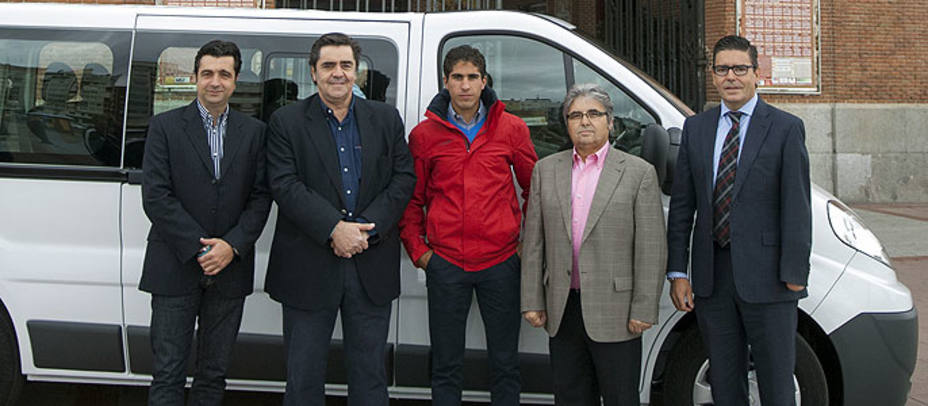 Rafael Cerro y Martínez Erice junto a los propietarios del concesionario de la furgoneta