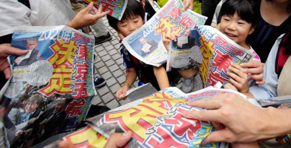 Reparto de prensa en las calles de Tokio después de ganar las votaciones (Reuters)