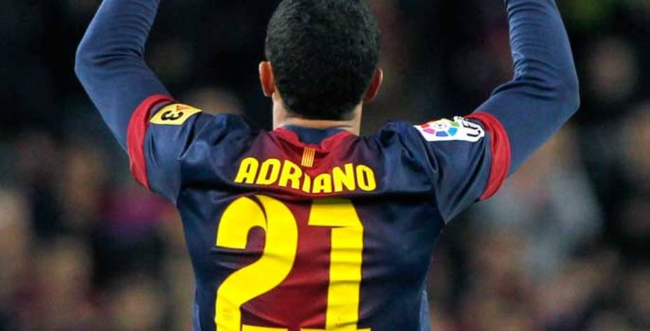 Adriano celebra un gol con el Barcelona (Reuters)