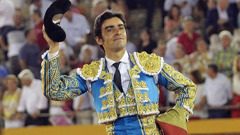 Miguel Ángel Perera en su salida a hombros este viernes del coso de Las Palomas de Algeciras
