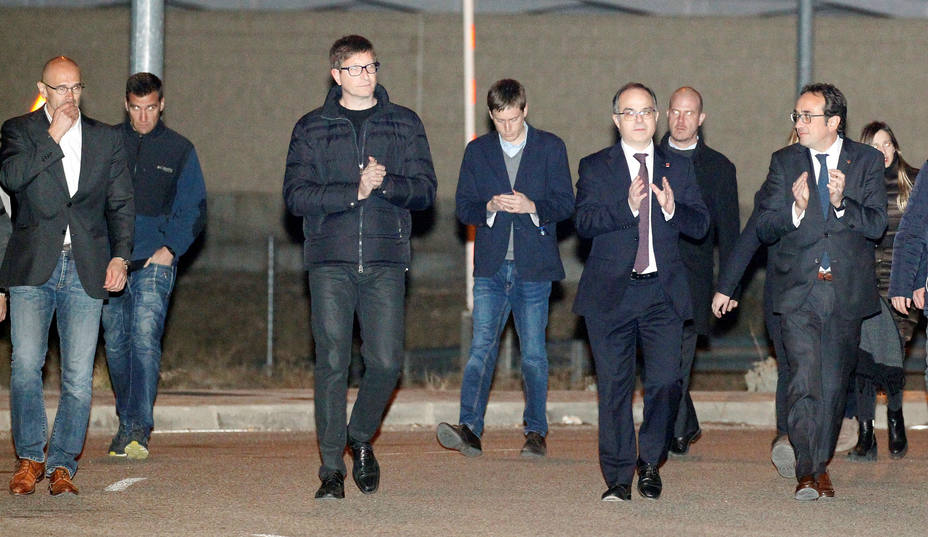 Raúl Romeva, Carles Mundó, Josep Rull y Jordi Turull saliendo de la prisión de Estremera. EFE