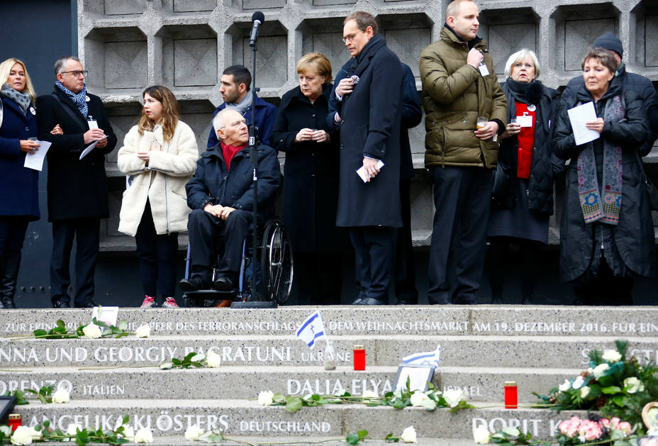 Ángela Merkel durante el homenaje a las víctimas del atentado en el mercadillo de Berlín. REUTERS