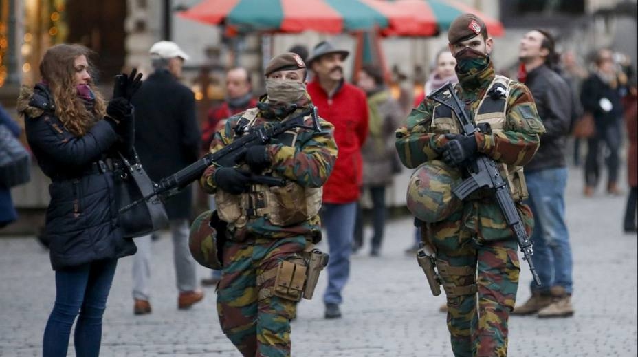 Bélgica baja la alerta antiterrorista pero seguirán los militares en la calle