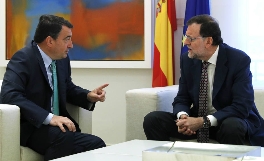 Aitor Esteban y Mariano Rajoy durante un encuentro en Moncloa. EFE