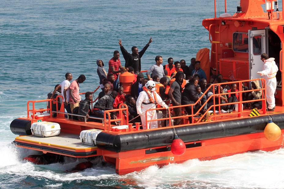 Salvamento Marítimo ha rescatado desde esta madrugada a 88 inmigrantes que viajaban en ocho pateras en aguas del estrecho de Gibraltar