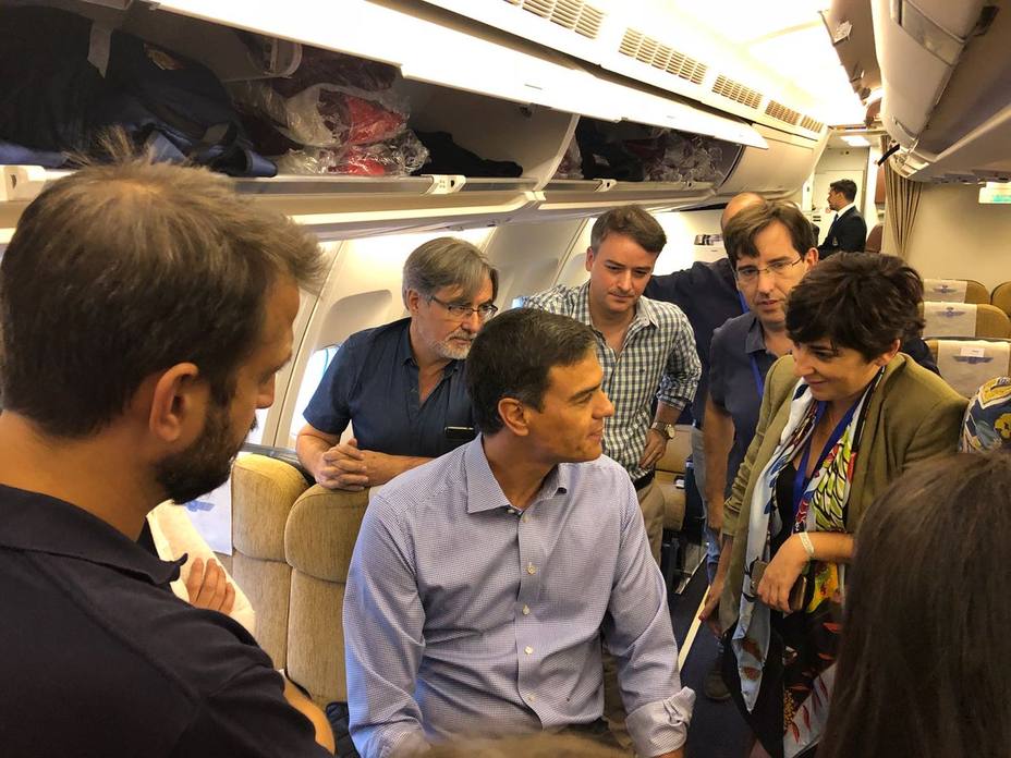 Pedro Sánchez charla con los periodistas en el avión que lo lleva a la gira latinoamericana. @sanchezcastejon