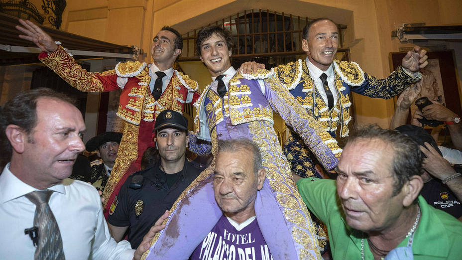 El Fandi, Roca Rey y Pepín Liria en su salida a hombros este martes en Murcia