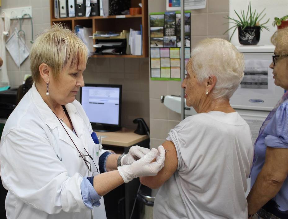 La vacunación antigripal y la fisioterapia respiratoria ayudan a mejorar la función respiratoria de las personas mayores
