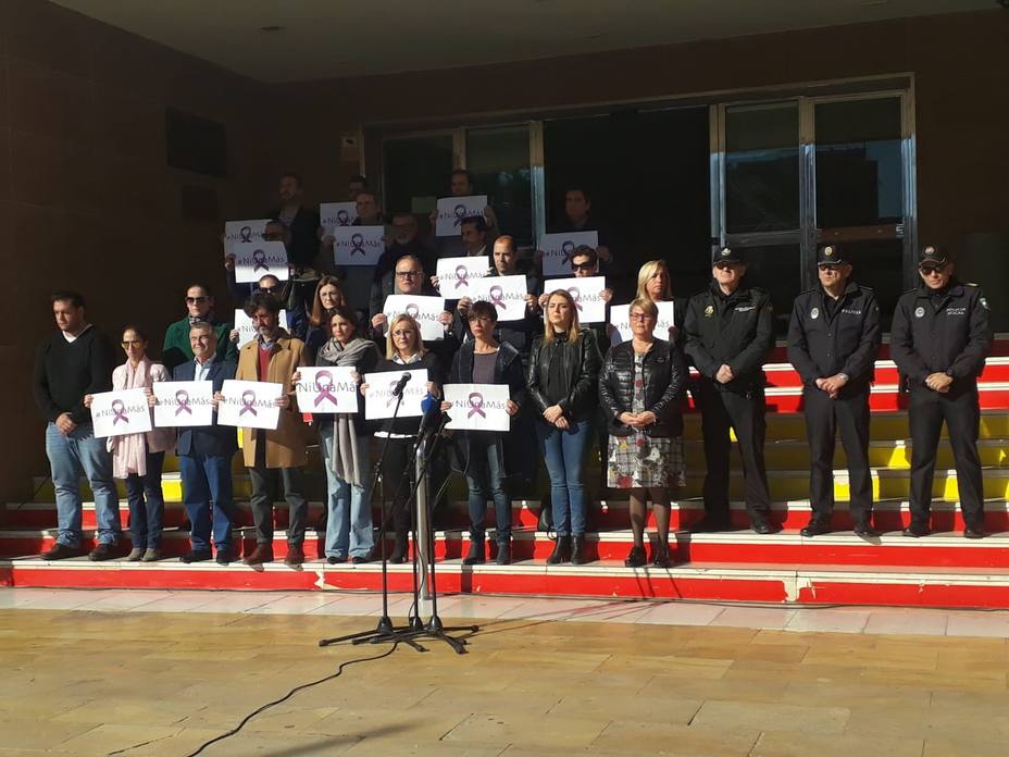 Unas 1.000 personas condenan la lacra de la violencia machista tras el asesinato de una mujer en Fuengirola