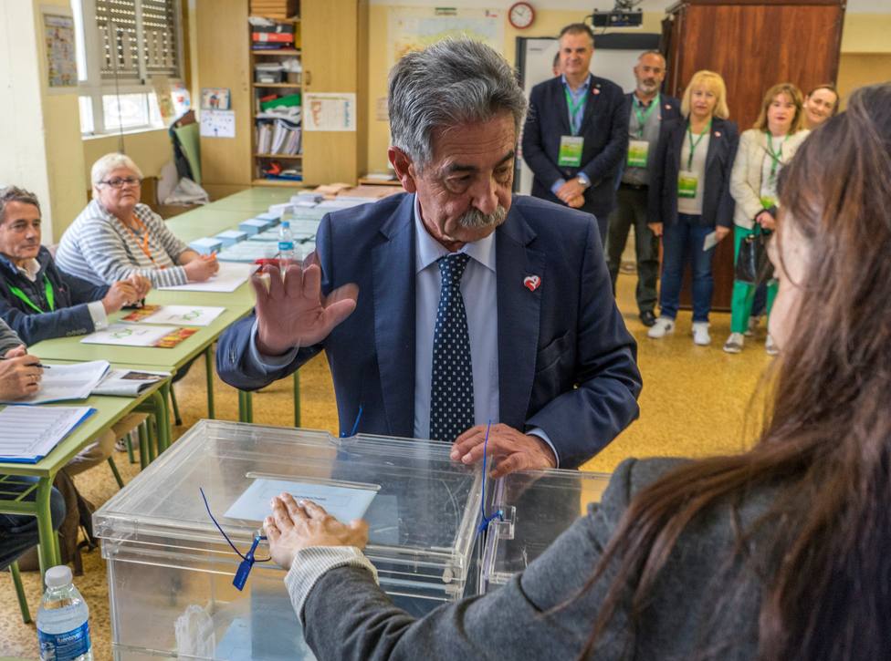 Revilla vota en su colegio electoral en Astillero