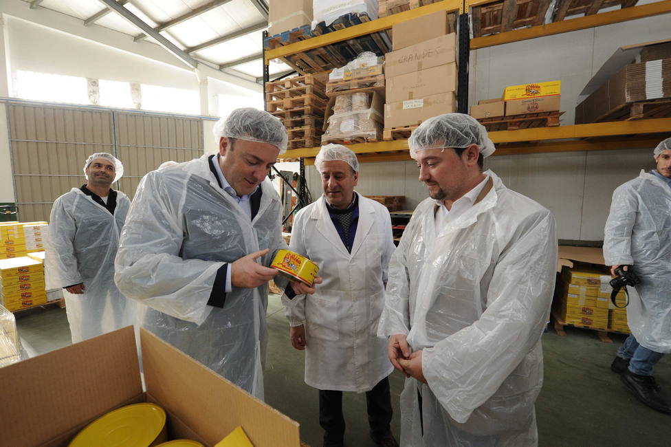 González Formoso y Alonso Pumar en la fabrica de Conservas La Pureza - FOTO: Diputación de A Coruña