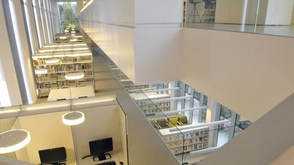 Interior de una biblioteca de Barcelona
