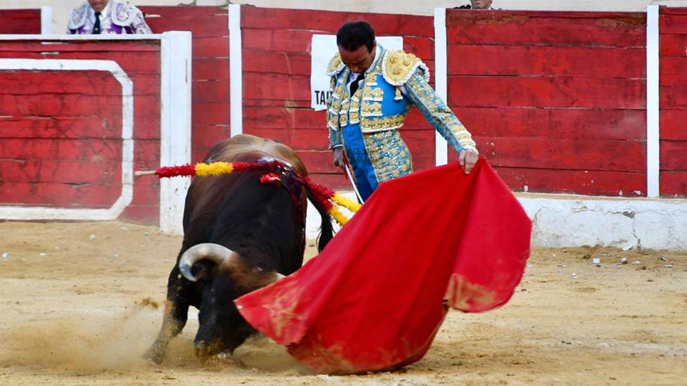Enrique Ponce durante la faena al cuarto toro de Román Sorando