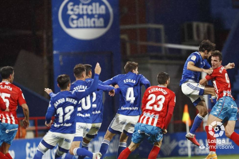 Los futbolistas del Oviedo defienden una acción a balón parado