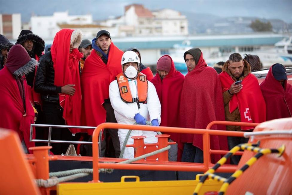 Rescatan a 46 inmigrantes, 8 del agua tras un naufragio y 1 está en estado crítico en el hospital de Motril