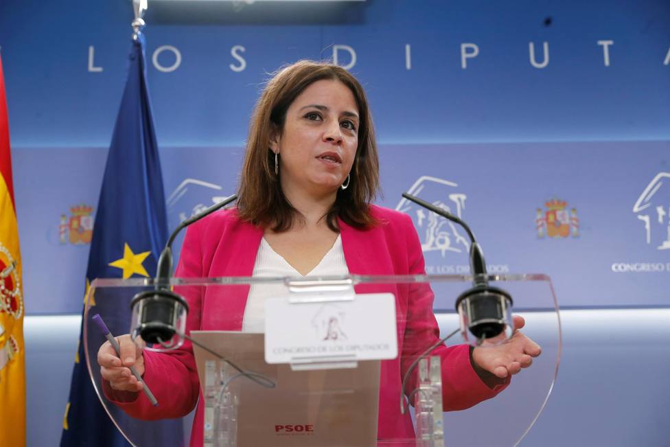La portavoz del PSOE, Adriana Lastra, durante la rueda de prensa ofrecida este martes en el Congreso