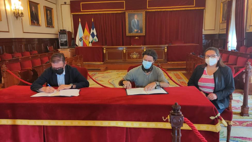 Firma del convenido con el centro de día O Mencer de las Oblatas. FOTO: concello Ferrol