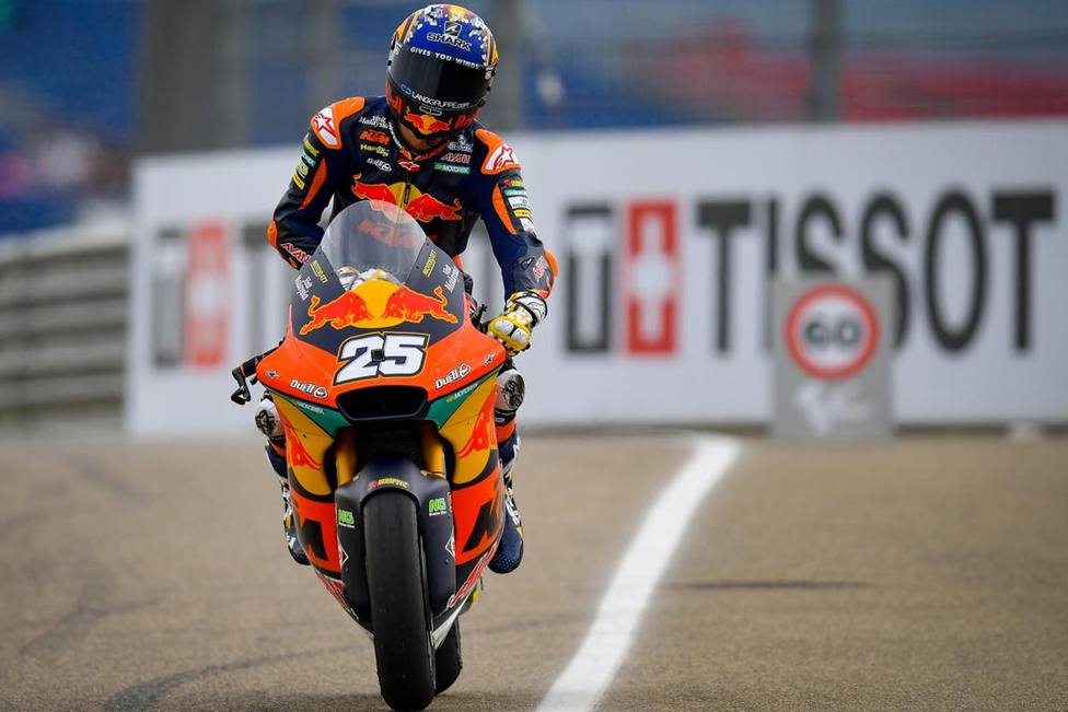 Raúl Fernández arrasa en Moto2 tras pasar por quirófano
