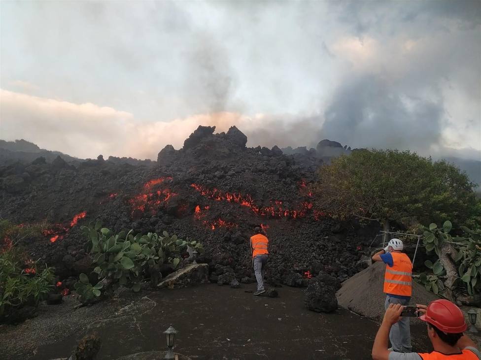 La lava sigue arrasando Todoque pero disminuye su velocidad mientras los expertos dudan de su llegada al mar