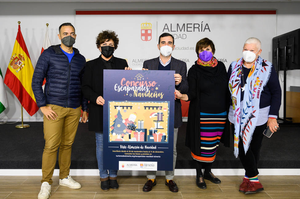 Los escaparates de Almería se ‘visten’ de Navidad para fomentar las compras en los comercios