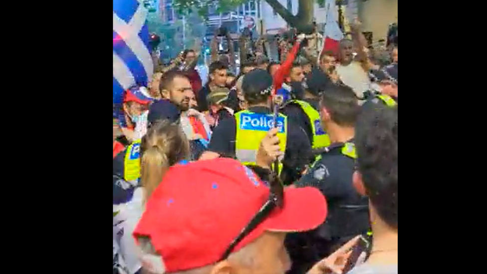La policía rocía con gas pimienta a algunos seguidores de Djokovic después de que bloquearan a un coche