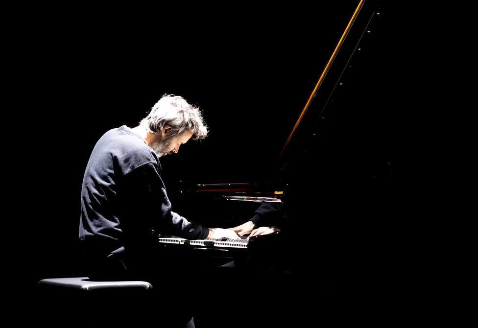 El pianista londinense James Rhodes en el Auditorio de Ferrol - FOTO: EFE / Kiko Delgado