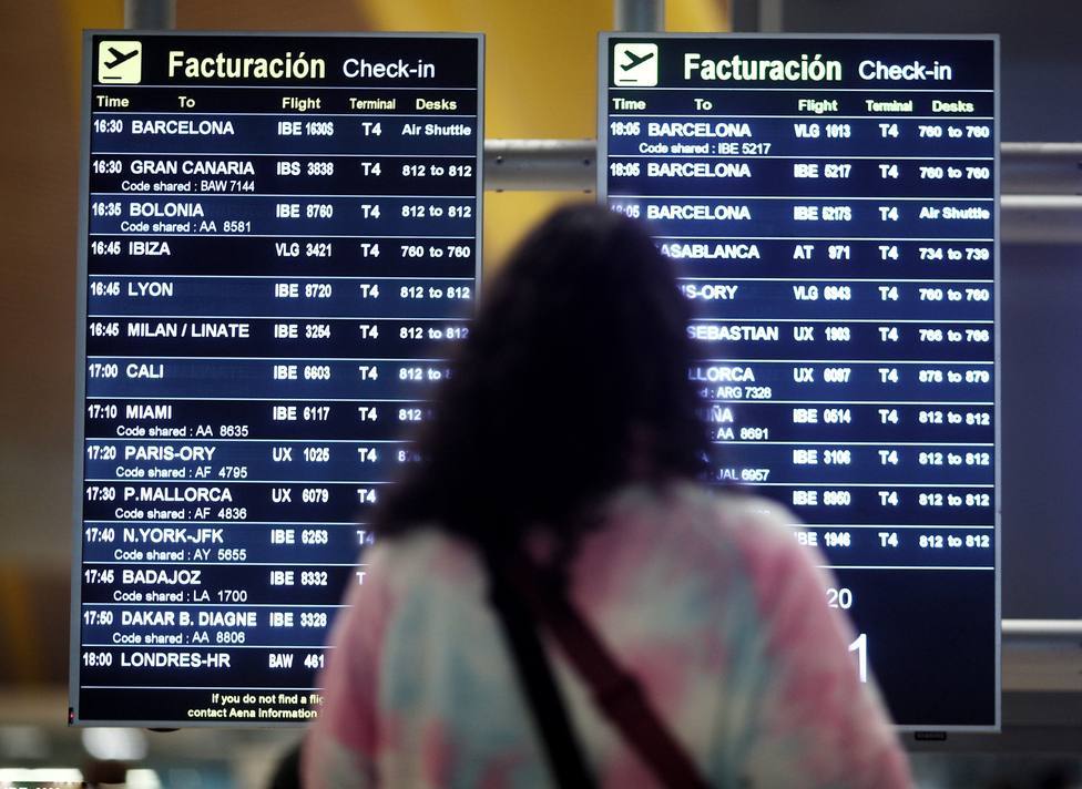 215 vuelos cancelados y 25 desvíos por el mal tiempo en Canarias