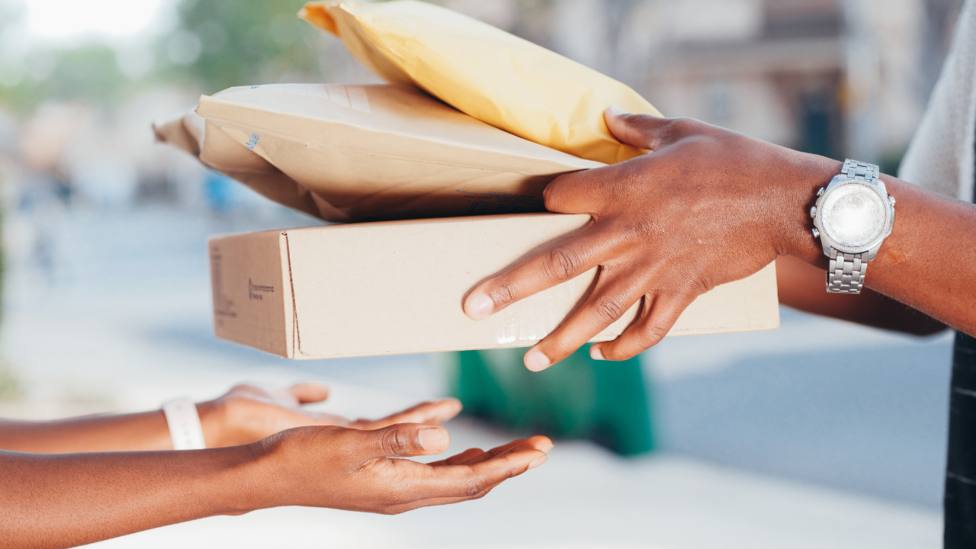 Un joven se hace viral por mostrar cómo le llega un paquete que ha mandado su madre: No lo abras