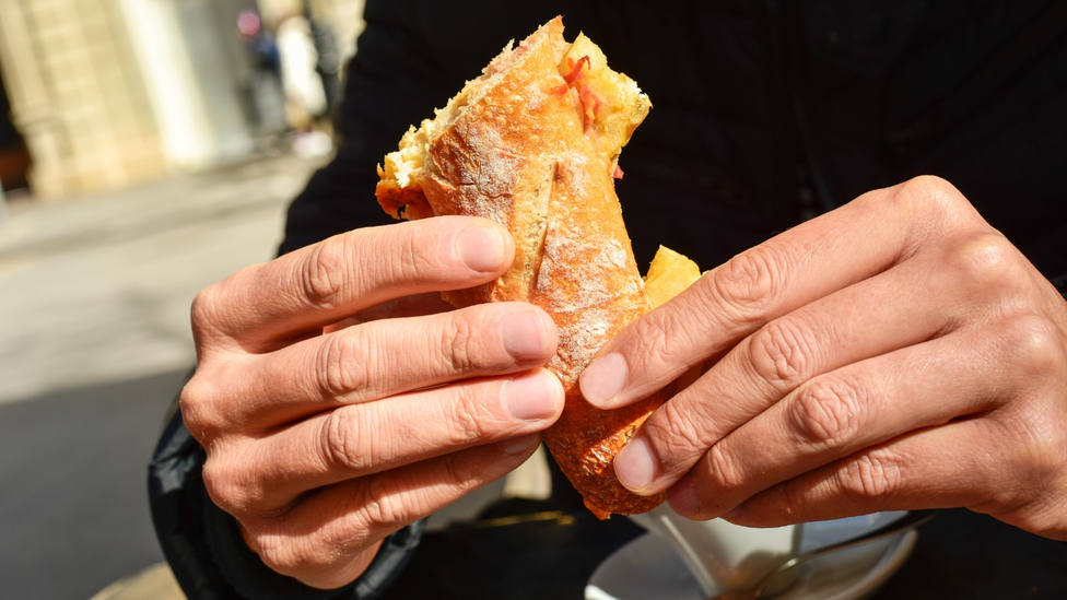 Un cliente pide tortilla de patata en un bar de Madrid y lo que encuentra casi le cuesta la salud