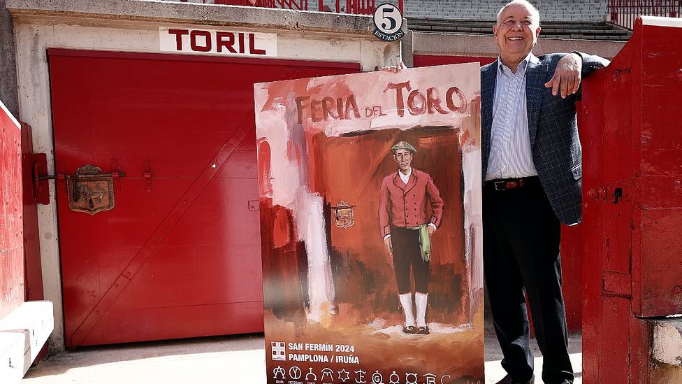 Indalecio Sobrino junto al cartel anunciador de la Feria del Toro de Pamplona