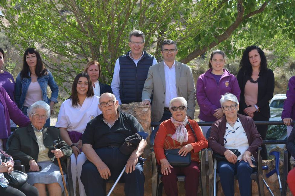 Granada.-Un grupo de alumnas de un proyecto de Empleo permite quedarse en casa a 60 mayores de CÃºllar