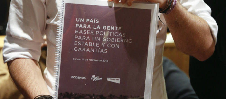 El programa de Gobierno de Podemos en las manos de Pablo Iglesias. REUTERS