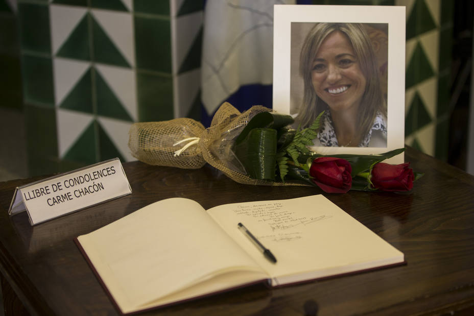Vista del libro de condolencias en memoria de la exministra socialista de Defensa Carme Chacón