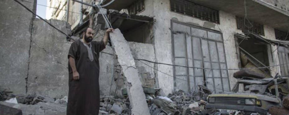 Un palestino junto los escombros (EFE)