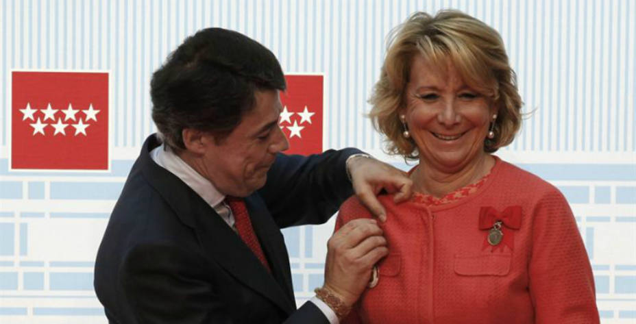 Igancio González coloca la Medalla de Oro de la Comunidad de Madrid a Esperanza Aguirre. EFE