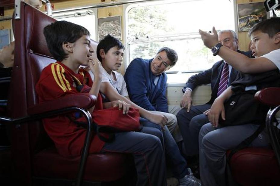 Ignacio González comparte vagón con los escolares