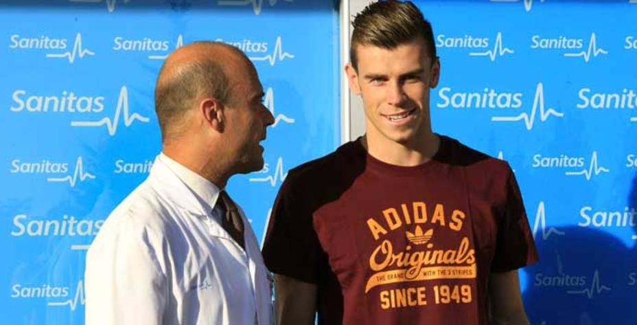 Bale a las puertas de la clínica antes del reconocimiento médico (EFE)