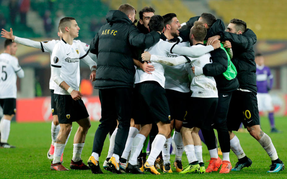 El AEK celebra el pase a 1/16 de final de la Europa League. REUTERS